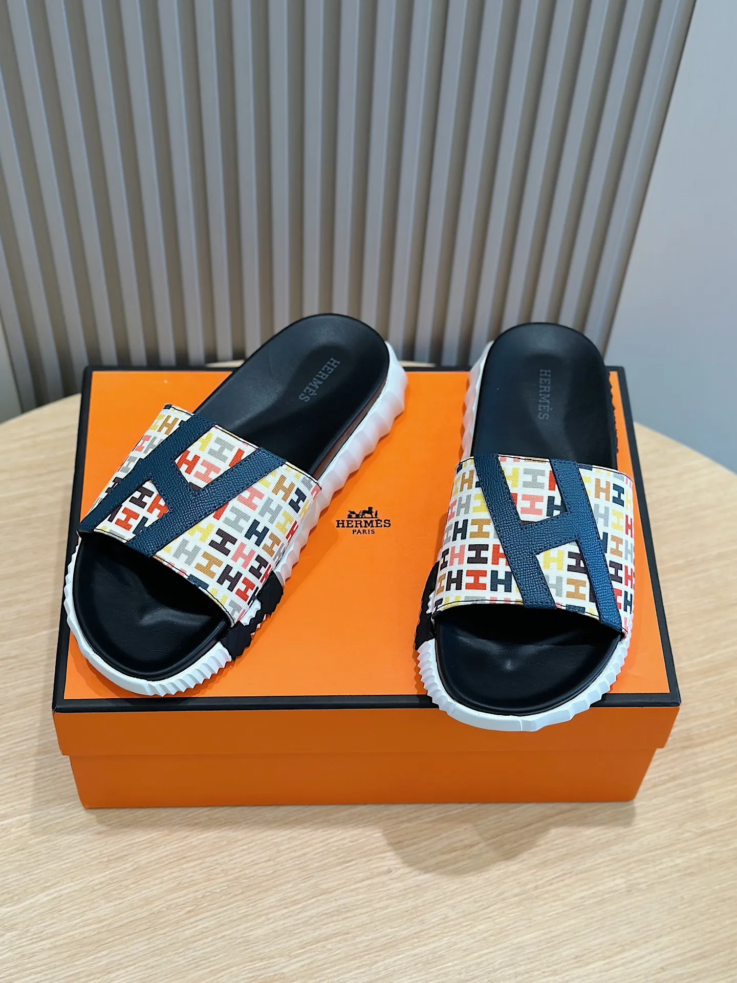 Factory price: 360💰Hermès [HERMÈS] Top Herme*H Home Hermès Men's Sandals and Slippers-Original Reproduction. Purchase the original version and make it one to one. The outsole is privately molded. The color of the outsole corresponding to each color is the same as the original version. Come to those who know the stuff 💪 The ultra-light soles are designed in contrasting colors, and they feel so comfortable on your feet! Calfskin, cowhide feet, private model outsole. Size: 39-44 (customized at 38.45)